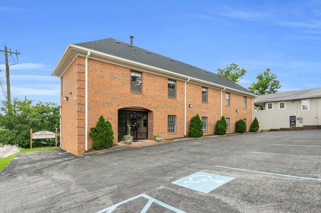 Building Photo - 2 bedroom townhome in North Shore AVAILABL...