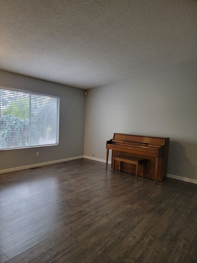 Foto del edificio - 3 Bedroom 2.5 Bath Corner Lot