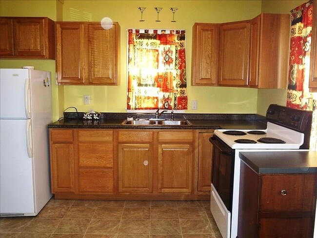 Building Photo - Charming 2-Bedroom Home with Detached Garage!