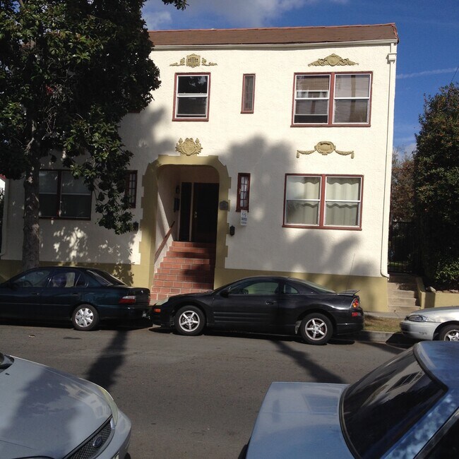 Foto del edificio - 4437 Ambrose Ave
