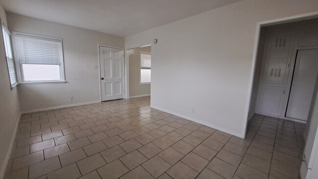 Building Photo - 115 E Tamarack Ave