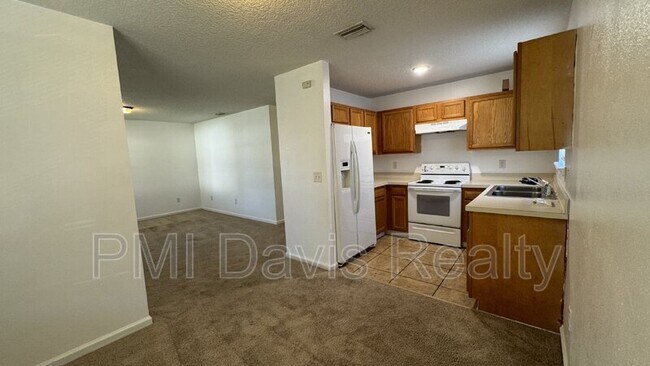 Foto del edificio - 7848 Stuart Ave