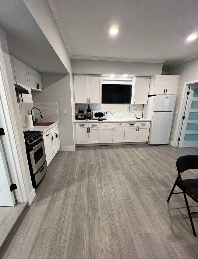 Building Photo - 8852 Bluffdale Dr