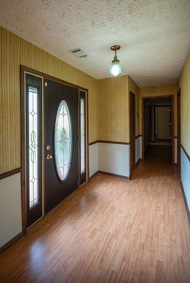 Building Photo - Beautiful home available today!