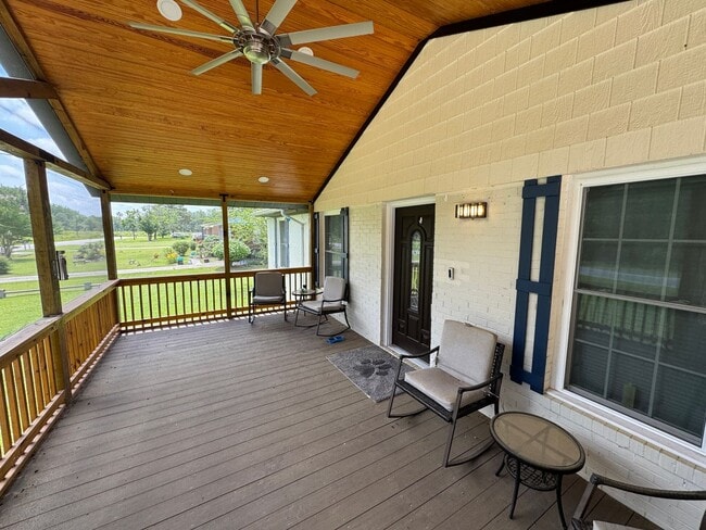 Building Photo - Beautiful Executive Home with High End Upg...