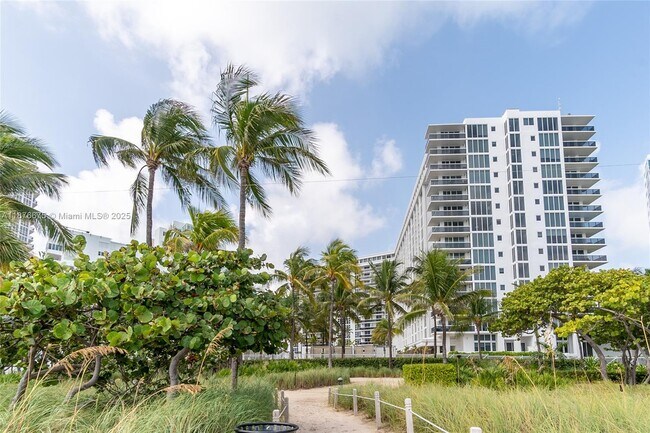 Foto del edificio - 10275 Collins Ave