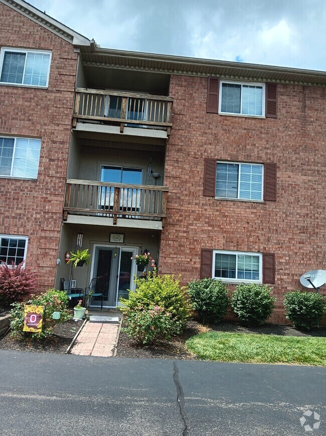 Rolling Meadows Condominiums Apartments for Rent with a Swimming Pool