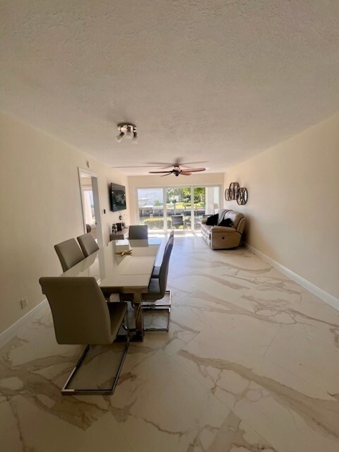 Comedor y sala de estar - 68 Yacht Club Dr