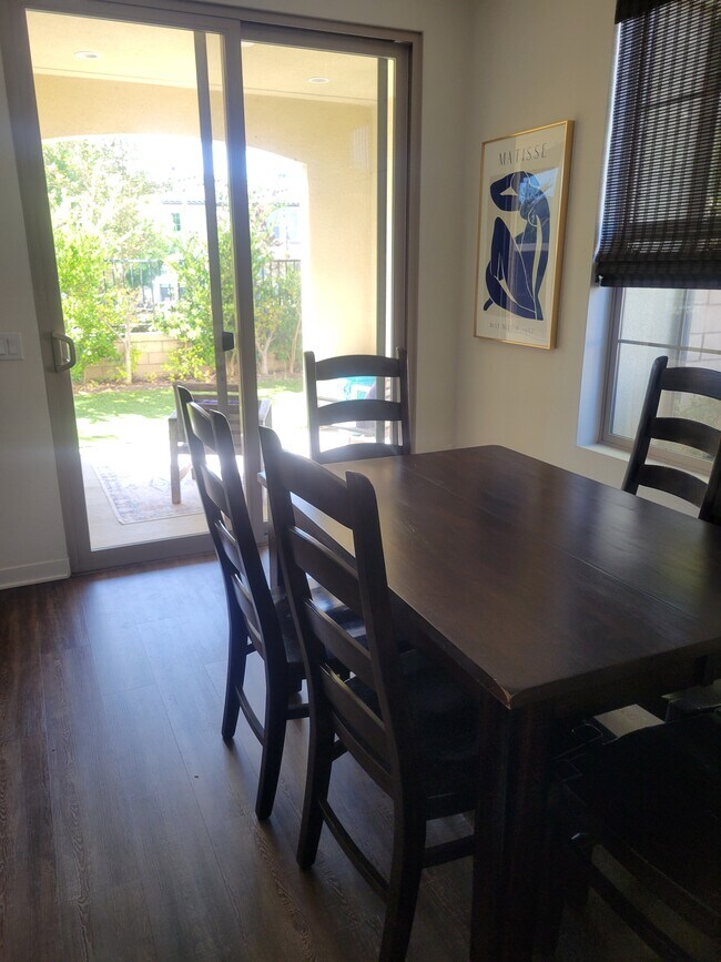 Comedor en el primer piso - 63 Finch