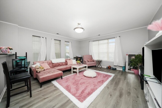 Building Photo - 3815 S Langley Ave