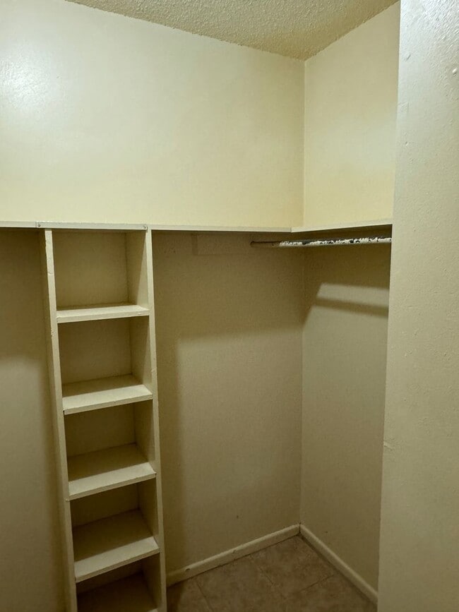 Building Photo - Cute one bedroom