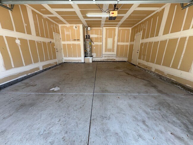 Foto del edificio - Spacious NW Visalia Home w/ Split Floor Plan!