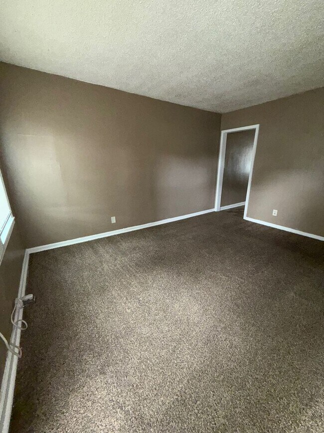Building Photo - Charming 2-Bed End Unit in Quiet Quadplex-...