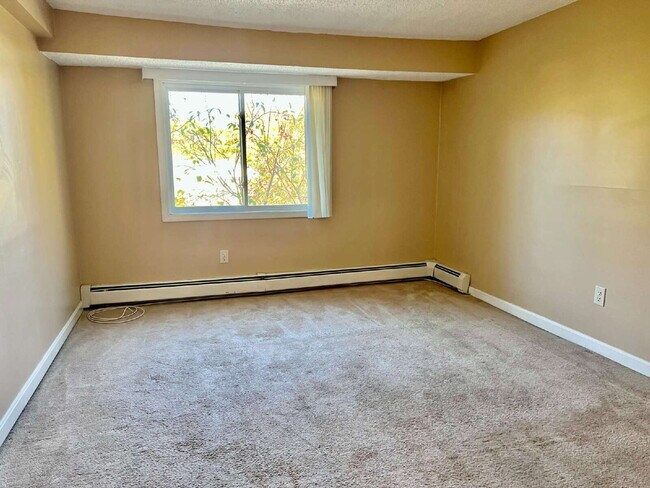 Foto del edificio - 1 BED/1 BATH TOP FLOOR CONDO UNIT HEAT/HW INCLUDED