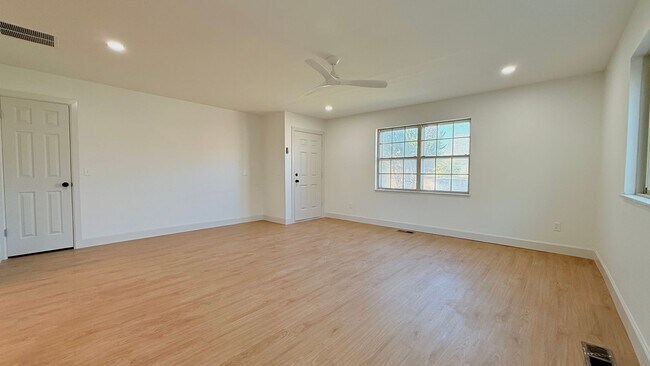 Foto del edificio - Fully Remodeled Home Near Penn and NW Expr...