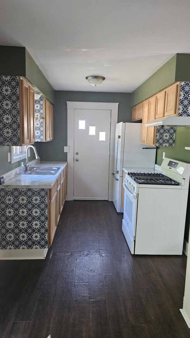 Kitchen - 2525 McKee Ave SW