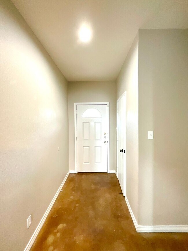 Building Photo - **APPLICATION RECEIVED** **MOVE IN SPECIAL** Spacious 3 Bedroom 2.5 Bath Townhome!