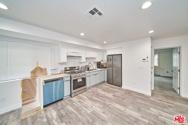 Foto del edificio - 117 1/4 W 41st Pl