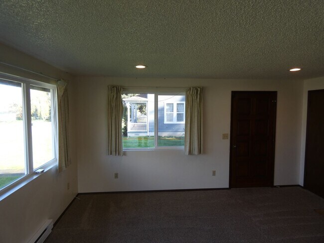 Foto del edificio - APPLICATION PENDING - Tastefully Maintained Charmer