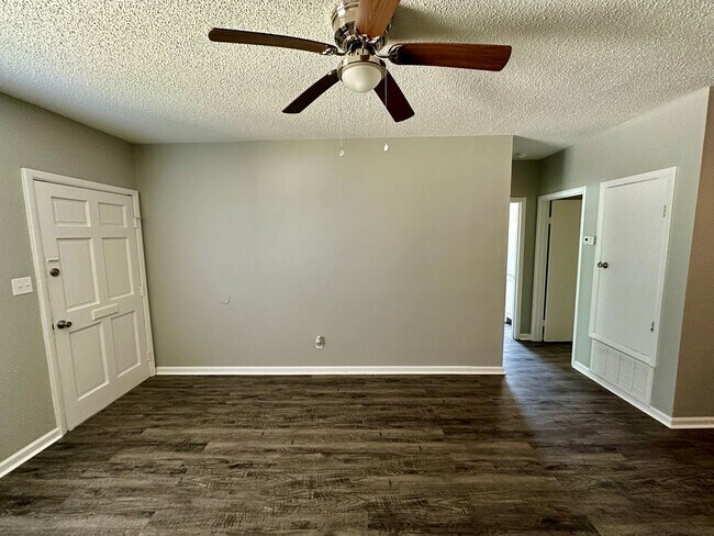 Building Photo - LARUAW 1103