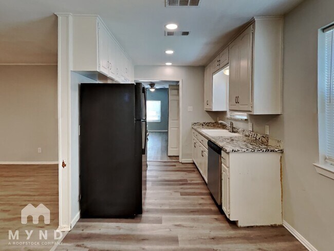Building Photo - 904 Redbud St