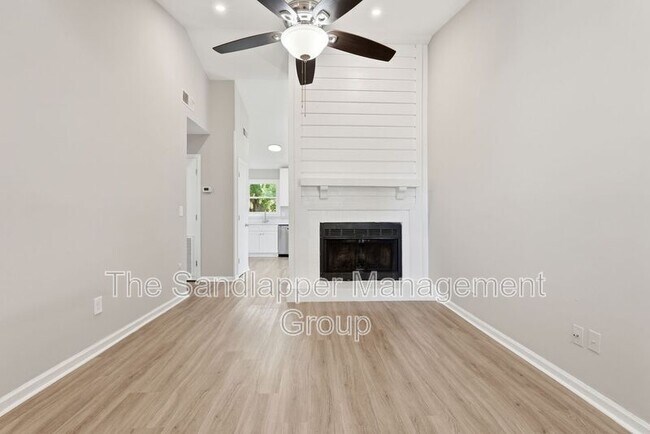 Foto del edificio - 5230-B Scarsdale Drive