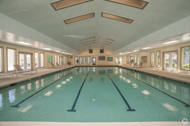 Piscina interior - Birch Landing Apartments