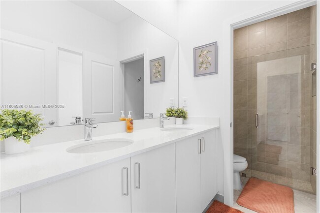 Building Photo - 5061 Penella Ave