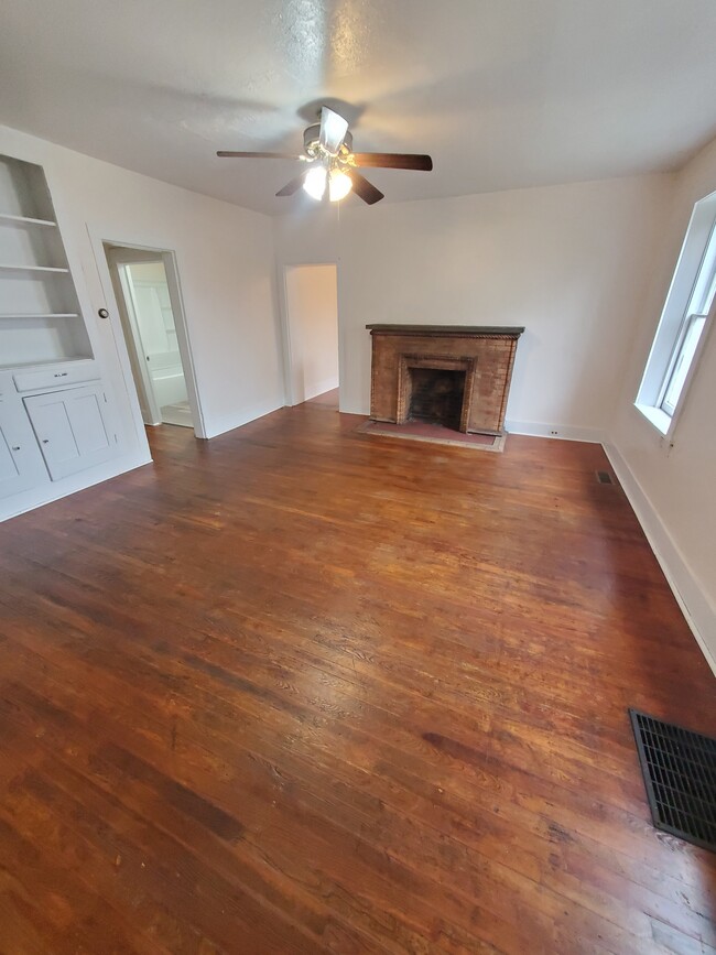 Dining Room - 905 W High St