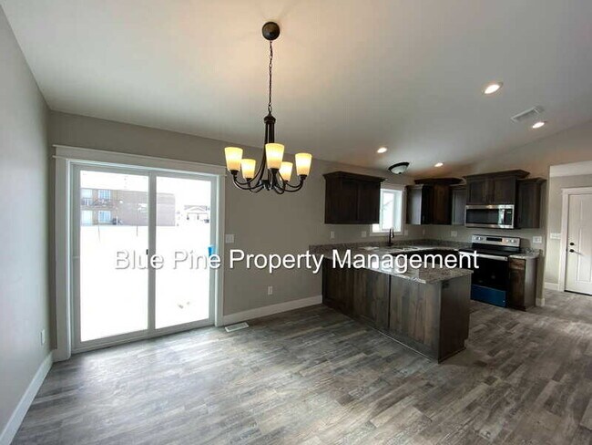 Building Photo - 583 Lincoln St