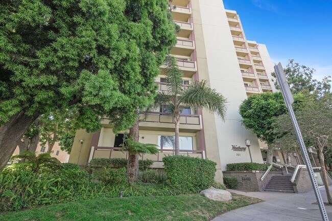 Foto del edificio - 321 S San Vicente Blvd