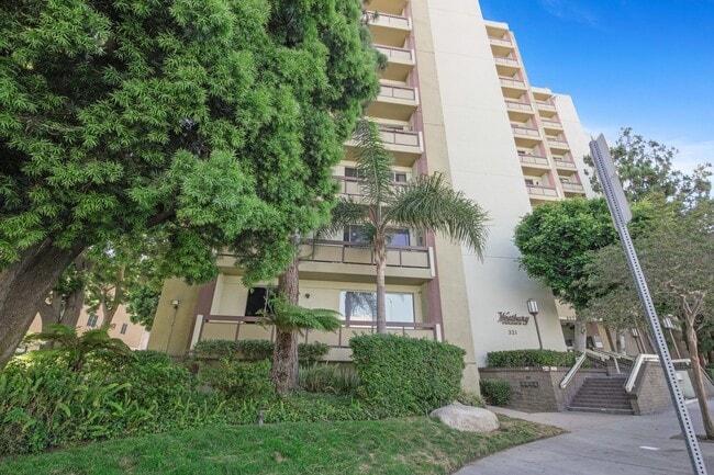 Building Photo - 321 S San Vicente Blvd