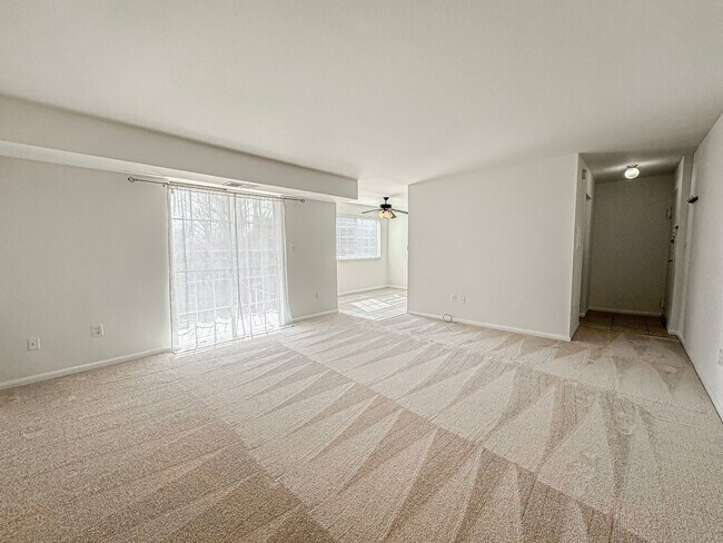 Foto del edificio - ***Coming Soon*** Sun-filled 1 Bed 1 Bath Condo In Scenic River Terrace - Water Included!