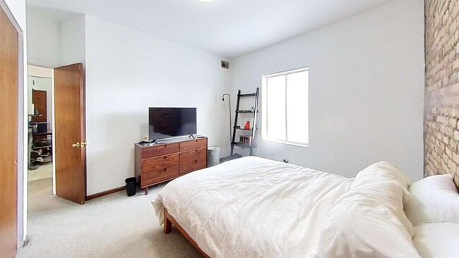 Foto del edificio - Top Floor Southport Corridor One Bedroom