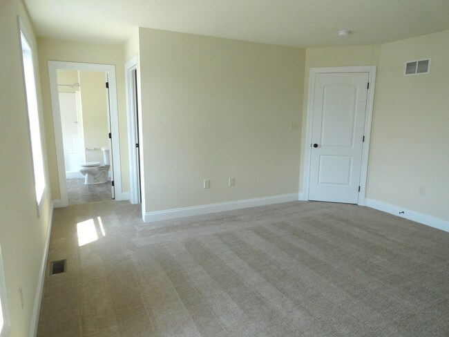 Building Photo - 1345 Heatherwood Dr