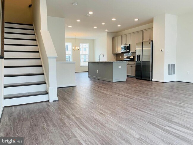Building Photo - 8202 Maude Ln