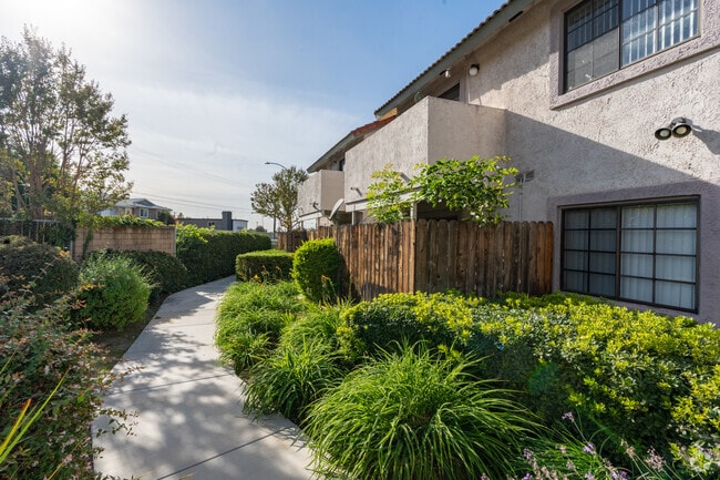 695 E 5th St Azusa, CA - Mountain Vista Apartments