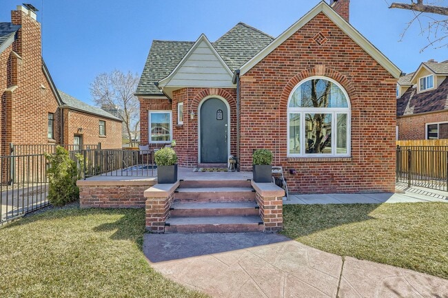 Available NOW! Fully Furnished 4 Bedroom 2 Bath Beautiful Home in Denver! - Available NOW! Fully Furnished 4 Bedroom 2 Bath Beautiful Home in Denver!