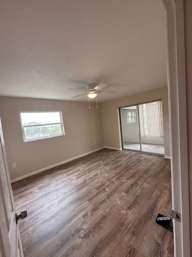 Building Photo - 55+ 2x2 Newly Renovated Condo