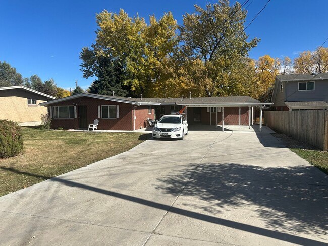 Foto del edificio - Spacious 2 Bedroom Lakewood Duplex