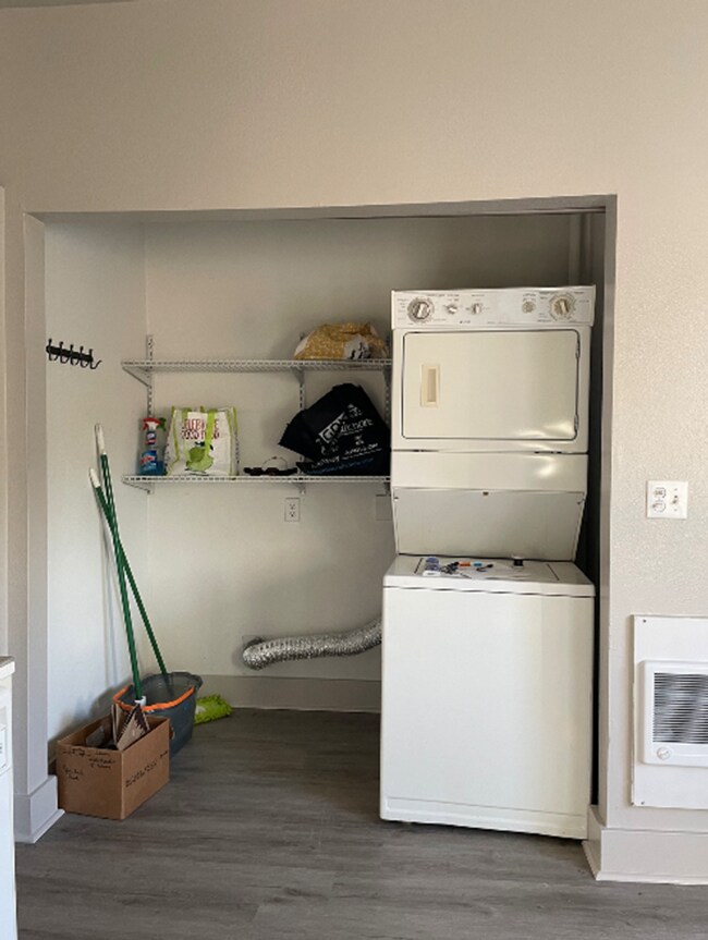 Building Photo - 2 bedroom, 1 bath now available in N Portl...