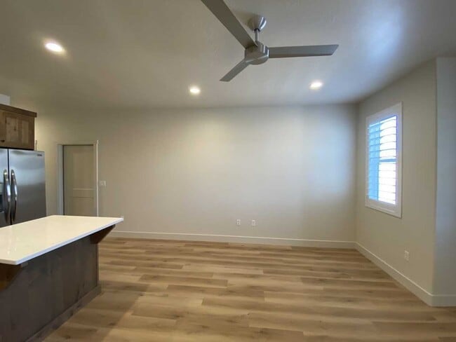 Building Photo - 656 Raintree Ln