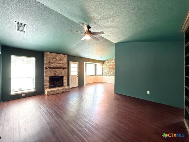 Foto del edificio - 1813 Cedar Ln
