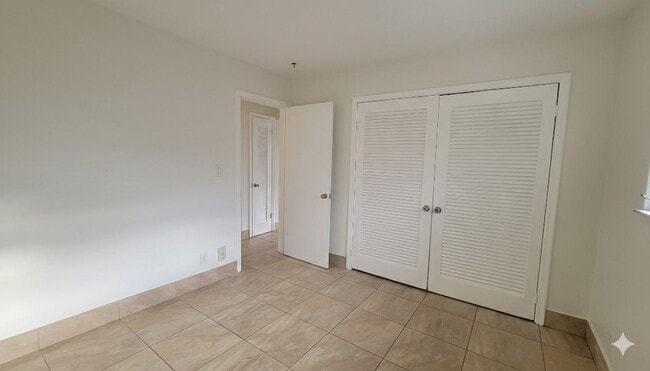 Foto del edificio - 1821 NE 56th St