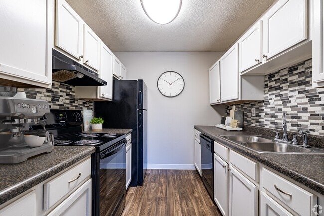 Kitchen - Eagle Trace Apartments