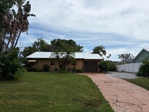 Building Photo - 217 Dickens Ave