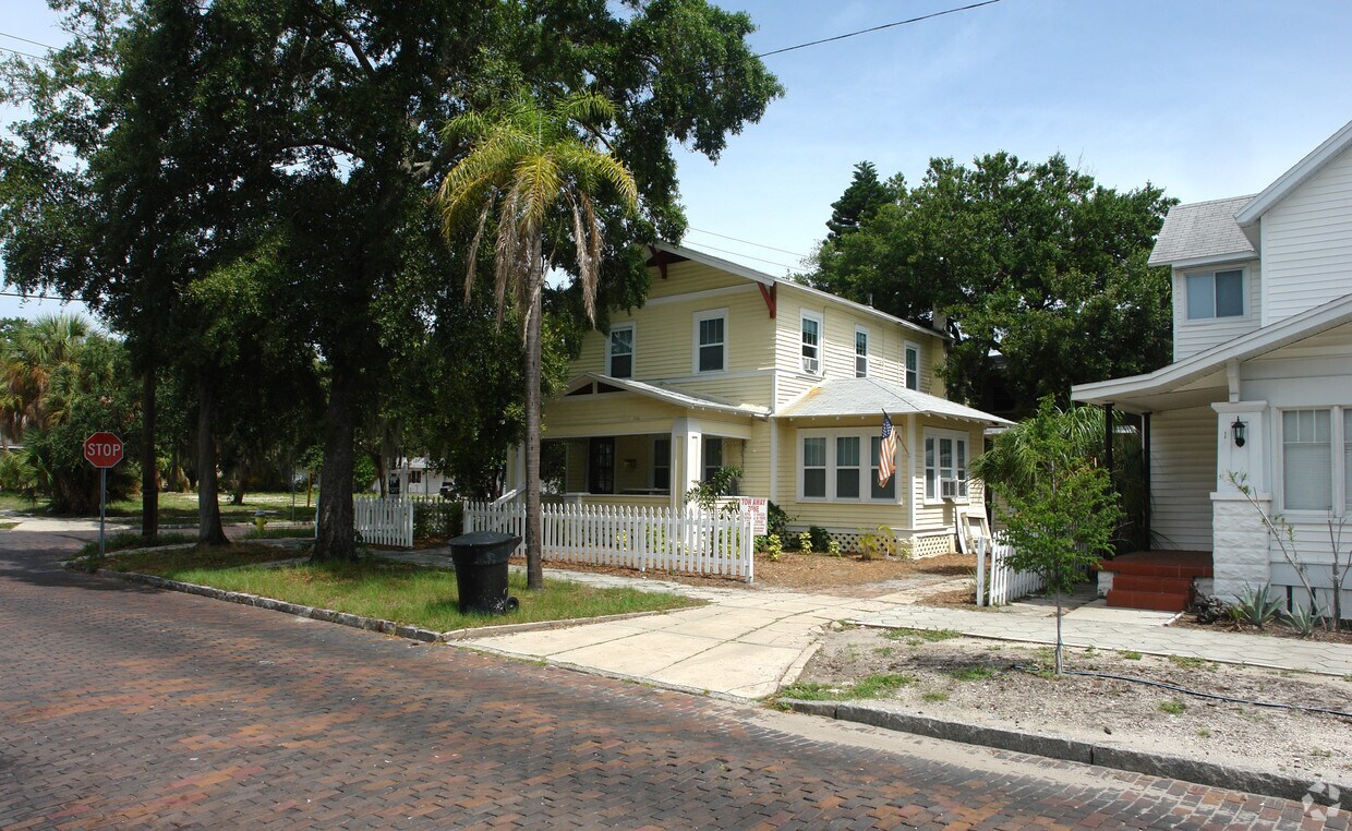 Building Photo - 263 6th Ave N