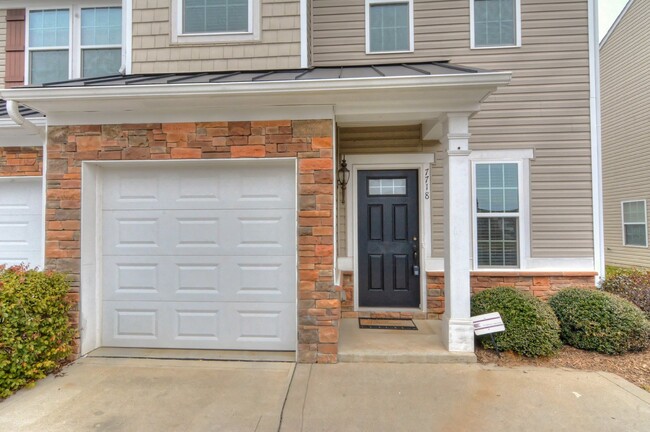 Building Photo - 3br/2.5bth Townhome Gated Community Stoneg...