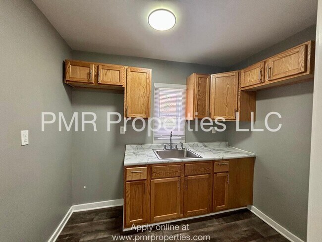 Building Photo - 2 Bedrooms / 1 Bathroom House