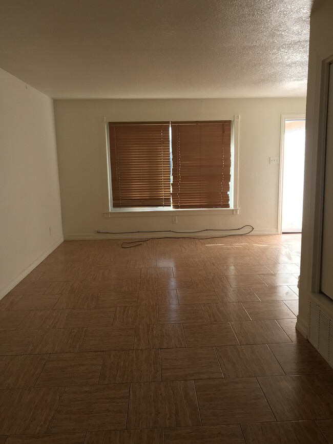 Foto del edificio - 1301 W Jaffa St